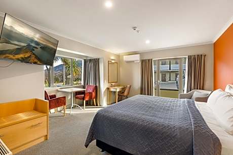Lake View Studio with Spa Bath