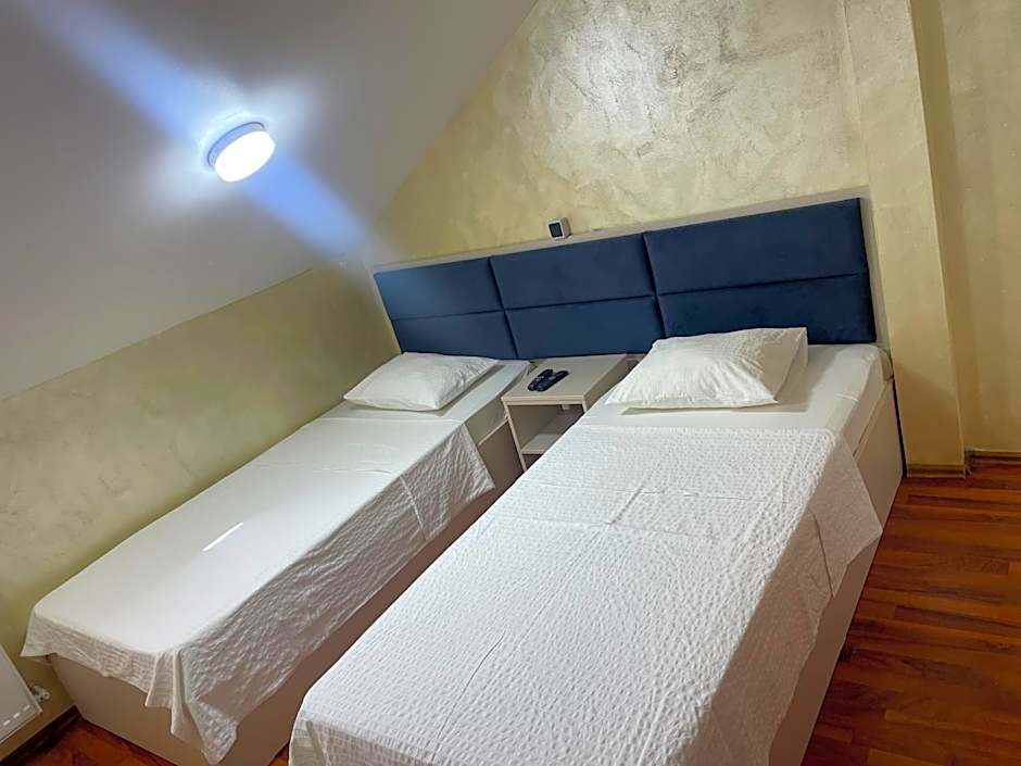 KM 80 Restaurant & Hotel