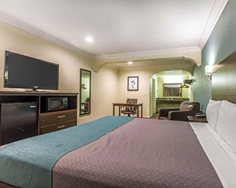 Standard King Room - Non-Smoking 