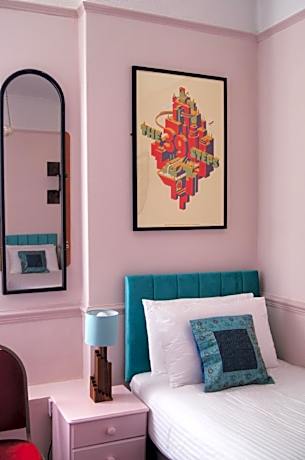 Comfort-Street View-Twin room-Ensuite with Shower-Room One - 39 Steps