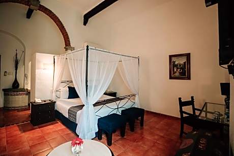 Deluxe Suite with Spa Bath