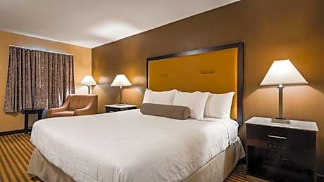 King Room with Roll-in Shower - Mobility Access/Non-Smoking