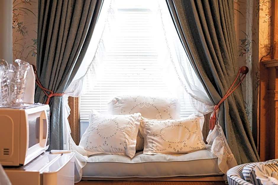 South Broadway Manor B&B - Near Fallingwater, Ohiopyle State Park, Hiking & Biking trails GAP