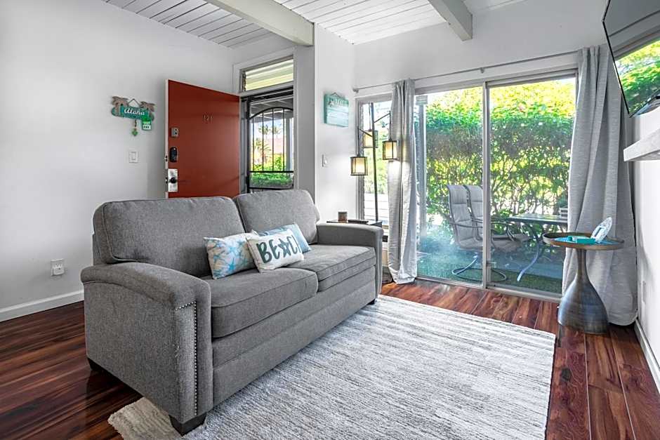 Walk to Beach! Full Kitchen and Pool