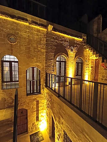 TUĞMANER  Small House AJAR