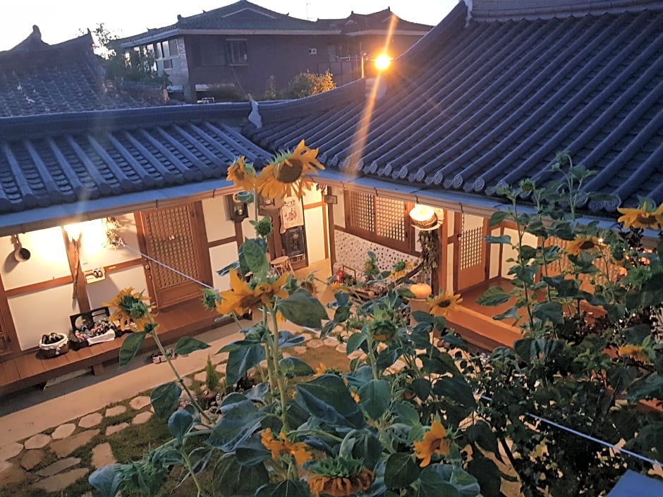 Hanulgiwa Hanok Stay