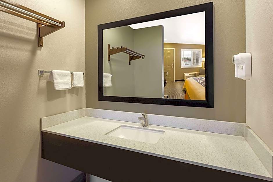 Super 8 by Wyndham Fortuna