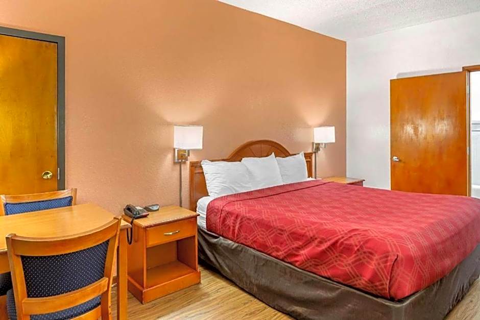 Econo Lodge Inn & Suites