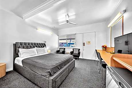 Pearly Shell Motel