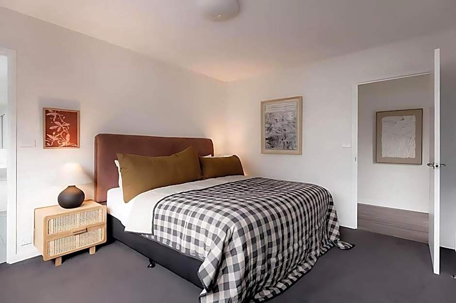 Battery Point apartment with river views