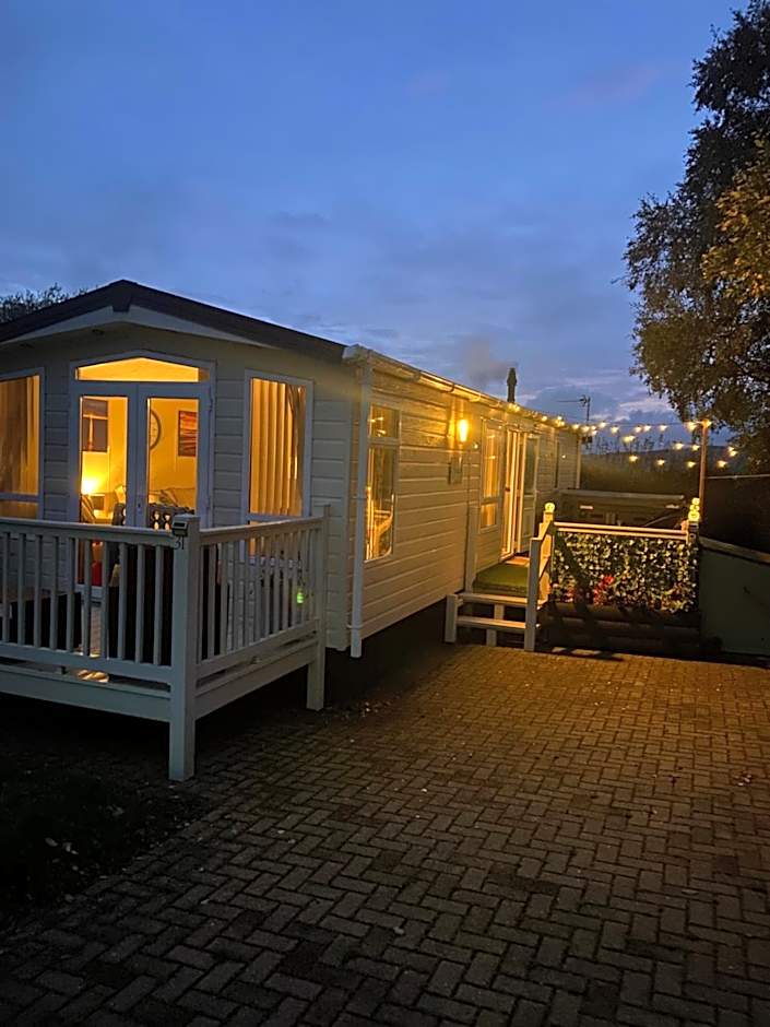 Otters Rural Retreat - Private Hot-Tub & Free Golf for guests included