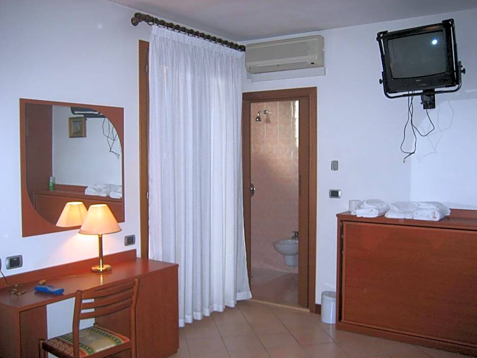 Hotel Pizzeria Ristorante "Al Leone"