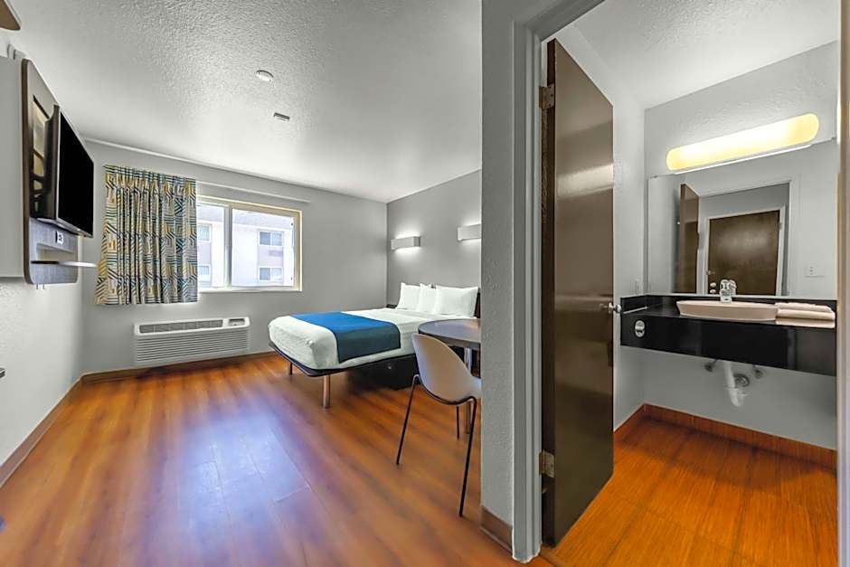Photo 1 of 7 of 1 Double Bed, Mobility Accessible, Bathtub