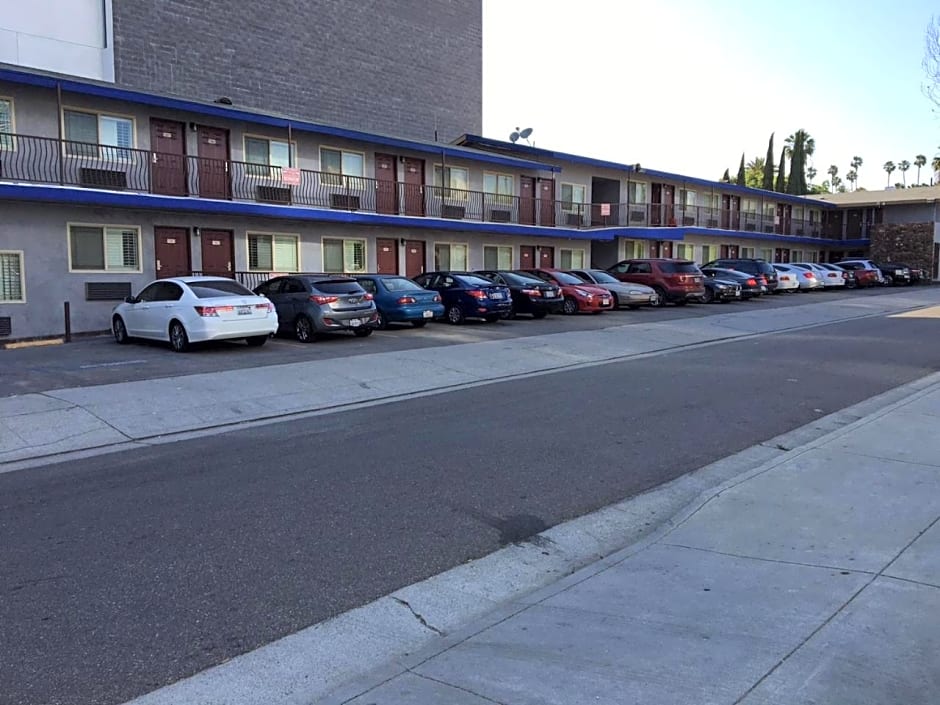 Hollywood Palms Inns & Suites