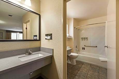 2 Queen Beds Non-Smoking Microwave And Refrigerator Wi-Fi Full Breakfast
