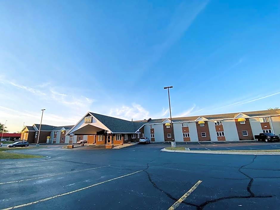 Fleetwood Inn & Suites