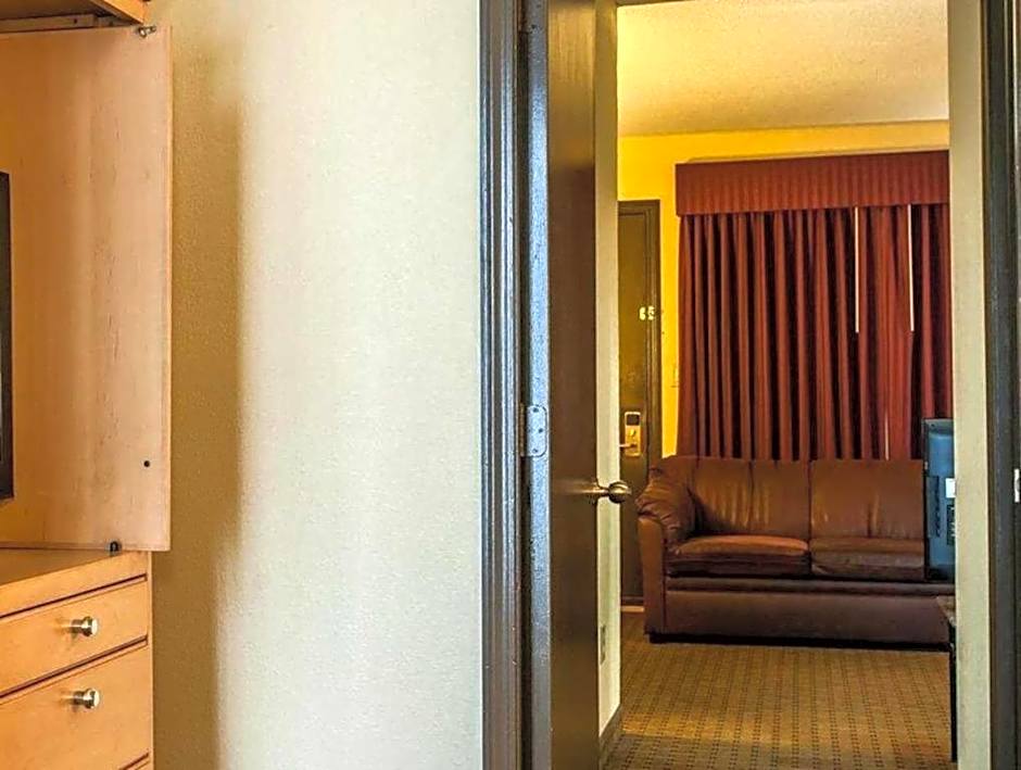 Quality Inn & Suites Shelbyville I-74