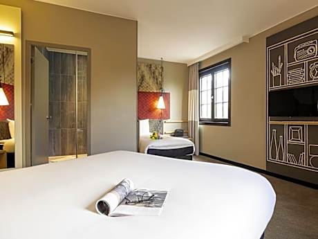 Premium Room with Double Bed and Single Bed