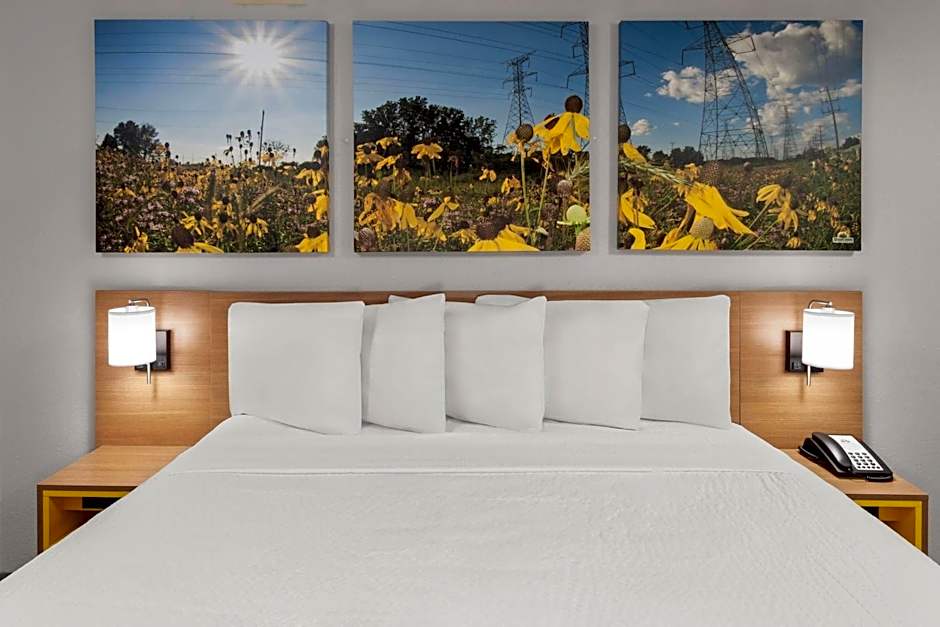 Days Inn & Suites by Wyndham Kaukauna WI