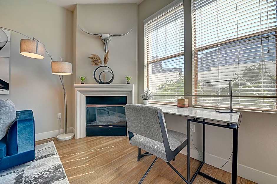 Penthouse One Bedroom Garden View Condo by UCLA