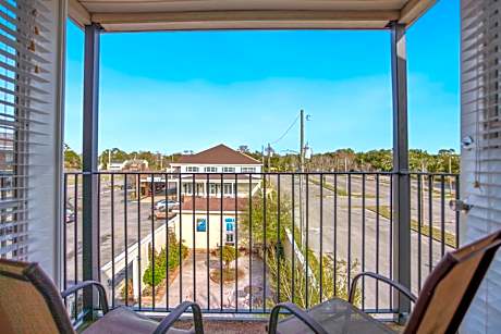 King Suite with Pool View- Non Smoking