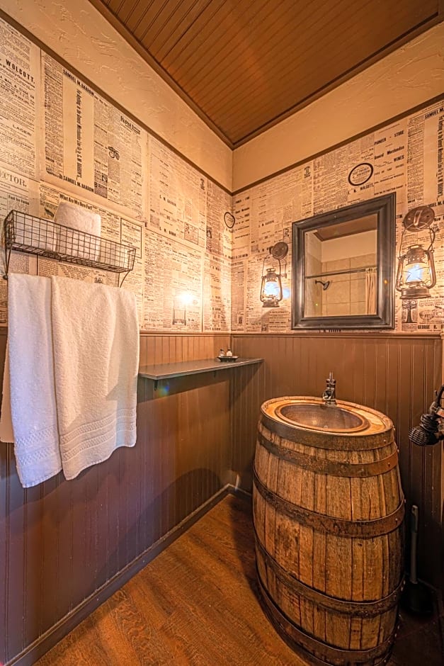-Pet Friendly- Miners Cabin #5 -Two Double Beds - Private Balcony