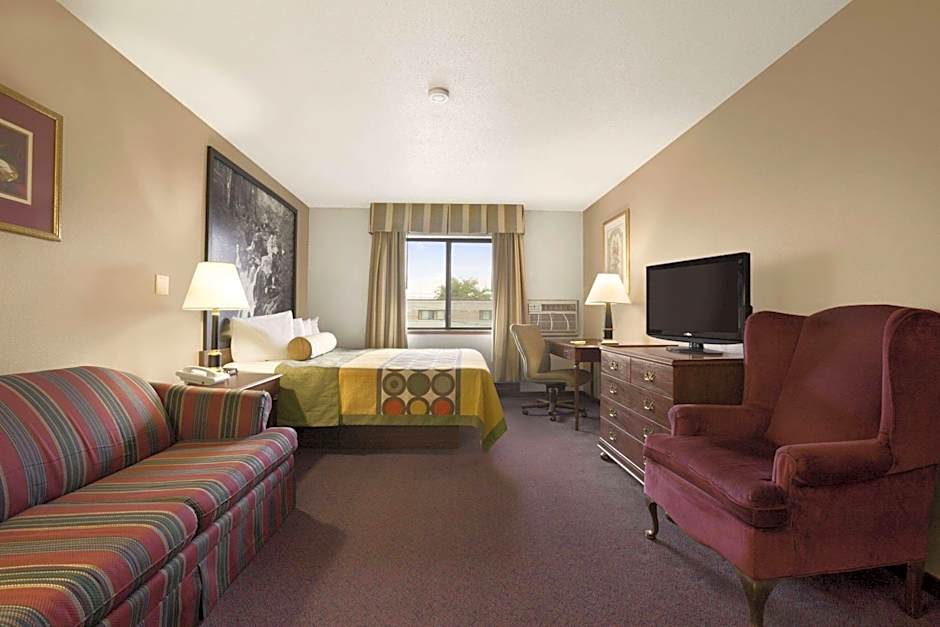 Super 8 by Wyndham Milwaukee Airport
