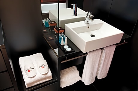 DOUBLE SINGLE USE AXEL CITY