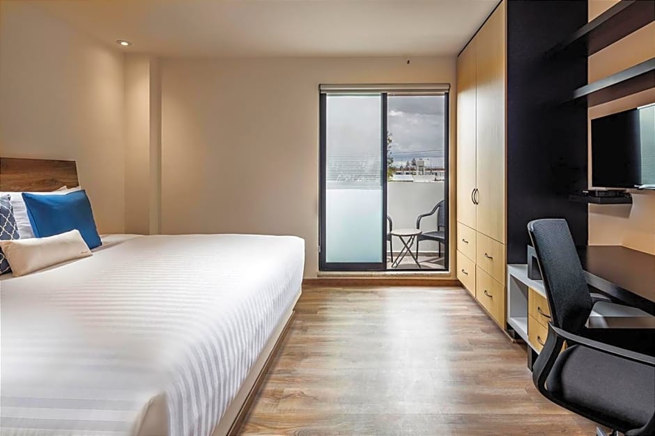 ROOM Hotel & Suites