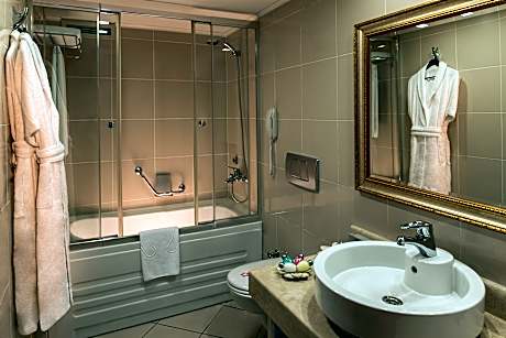 Queen Bed Standard Room