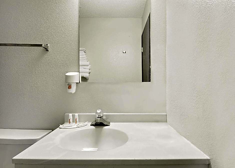 Super 8 by Wyndham Marshall