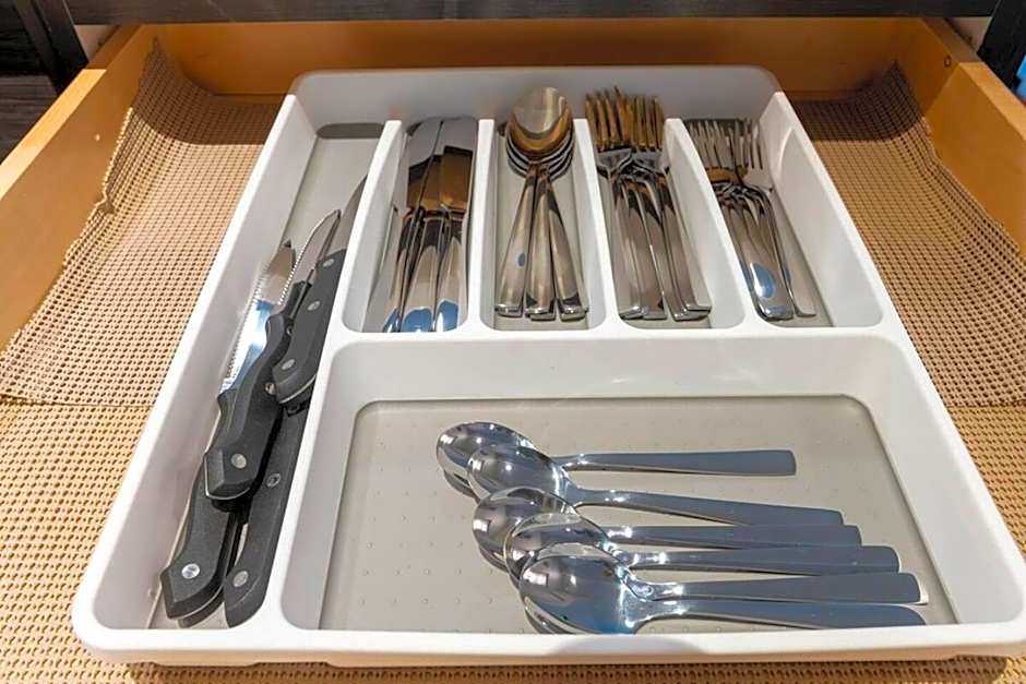 Paid Garage Parking- King Bed-balcony Wd 55" Tv