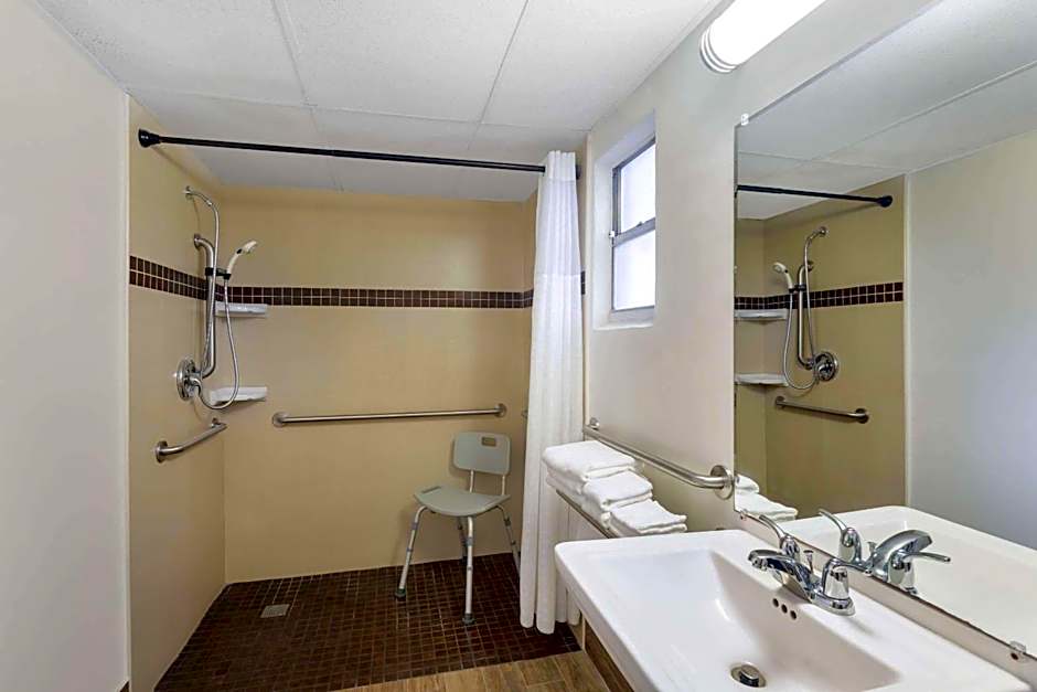 Super 8 by Wyndham Bradenton Sarasota Area
