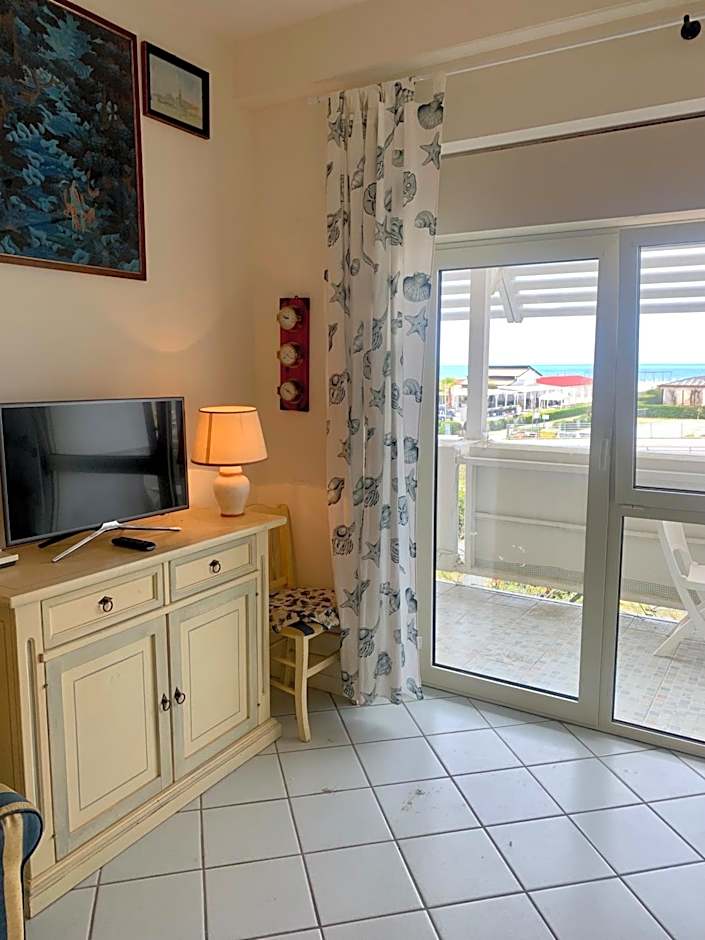 Casa fronte mare con piscina - Seafront house with pool
