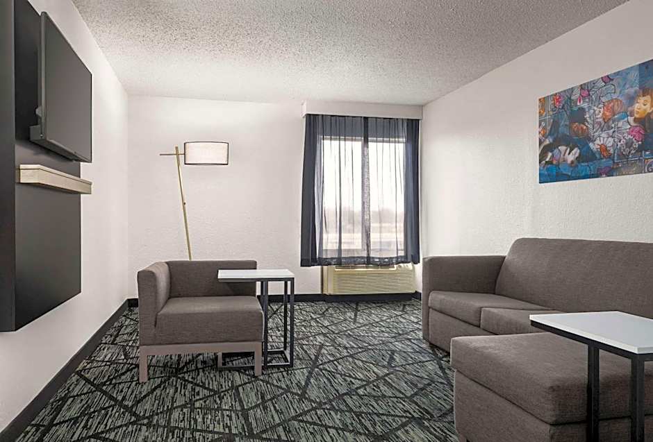 La Quinta Inn & Suites by Wyndham Cleveland Airport West