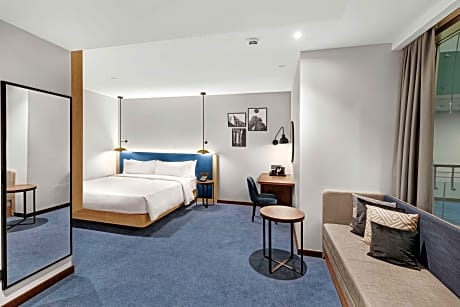 Family King With Sofa Bed And Atrium View