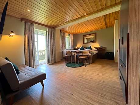 Double Room with Balcony and Garden View