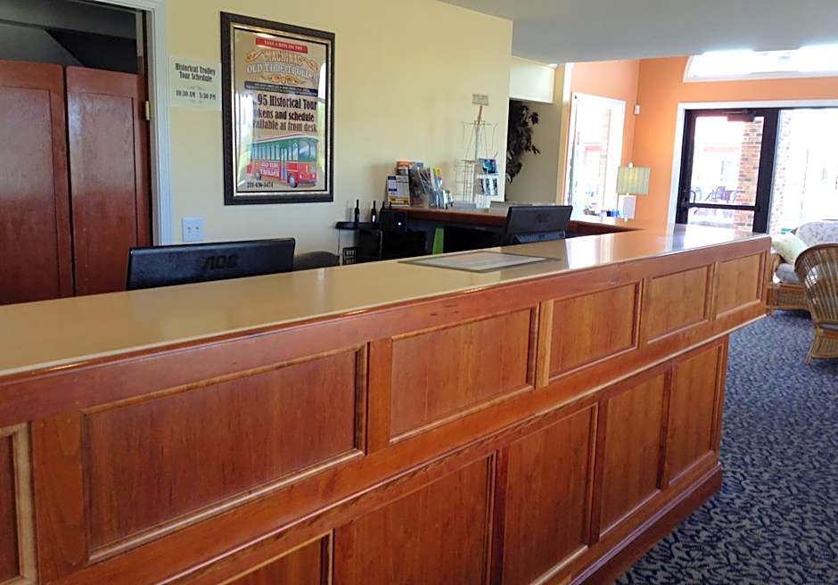 Days Inn by Wyndham Mackinaw City - Lakeview