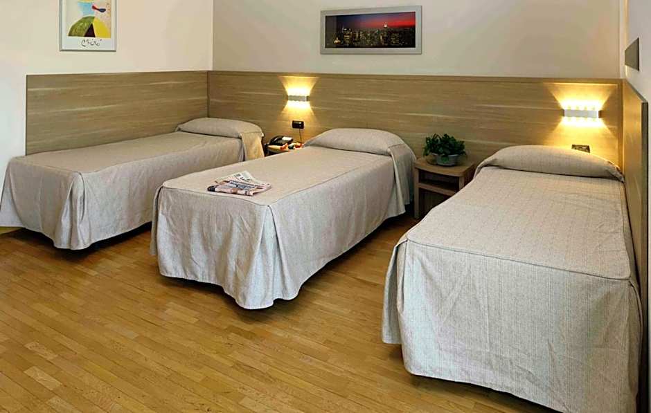 Zdjęcie 1 z 4 — Triple Room