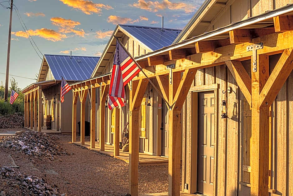 -Pet Friendly- Miners Cabin #5 -Two Double Beds - Private Balcony
