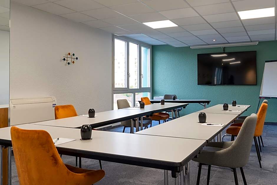 PoMo Hotel & Restaurant