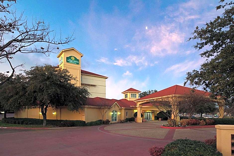 La Quinta Inn & Suites by Wyndham Dallas Arlington South