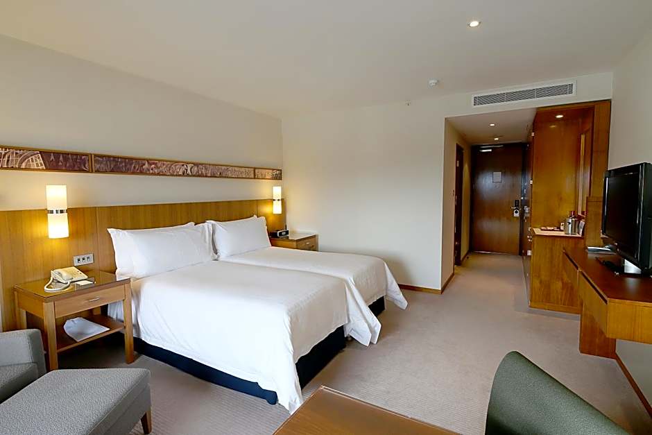 Canary Riverside Plaza Hotel