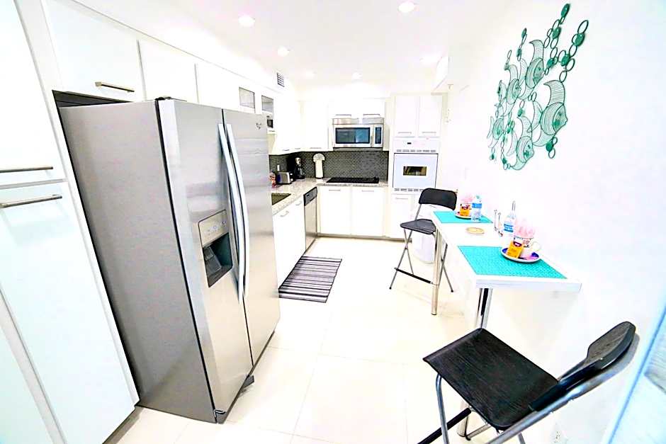 Beautiful penthouse condo with stunning views of both ocean and city