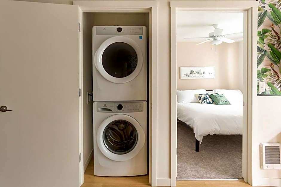 Palm Theme King Bed Paid Garage 55" 4k Smart T