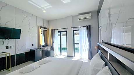 Premier King Room with Pool Access