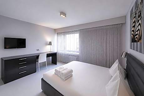 Senior One Bedroom Apartment with Balcony and Kitchenette