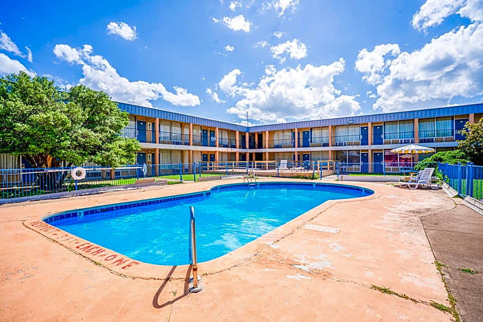 Castle Inn & Suites by OYO Lawton