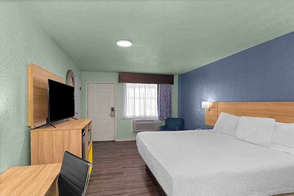 Days Inn by Wyndham Pratt
