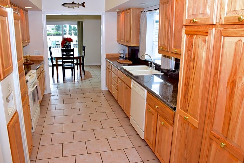 Longliner Lodge and Suites